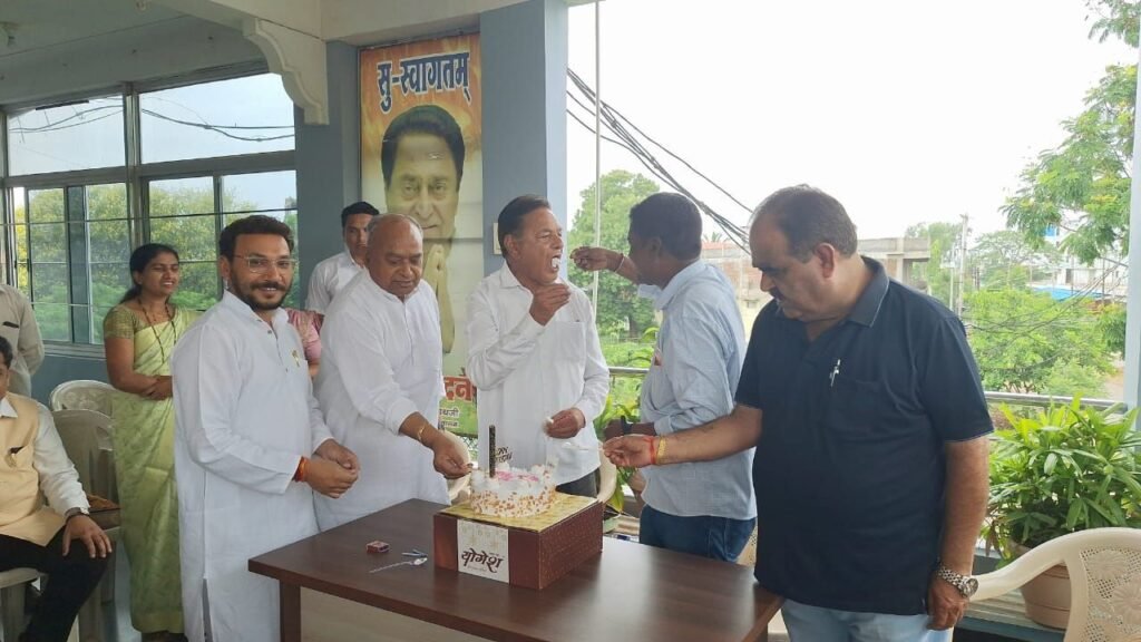 कांग्रेसियों ने केक काट कर धूमधाम से मनाया सांसद नकुलनाथ का जन्मदिन | New India Times