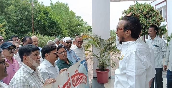 पूर्व पेंशनरों के साथ भेदभाव पर रोक लगाने की माँग को लेकर पेंशनर्स एसोसिएशन ने सौंपा ज्ञापन | New India Times