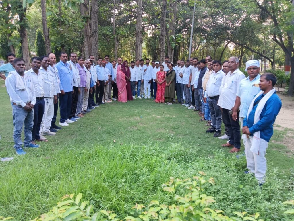 ग्रामीण सफाई कर्मचारियों ने अपनी समस्याओं के निराकरण के सम्बन्ध में की विशेष बैठक 2 ग्रामीण सफाई कर्मचारियों ने अपनी समस्याओं के निराकरण के सम्बन्ध में की विशेष बैठक | New India Times