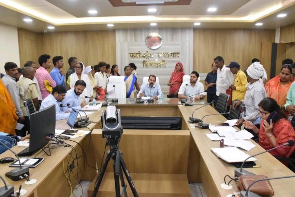 कलेक्टर की जन सुनवाई में 160 लोगों ने दिया अपना आवेदन, जन सुनवाई में ही कई आवेदनों का  कलेक्टर ने कराया निराकरण | New India Times