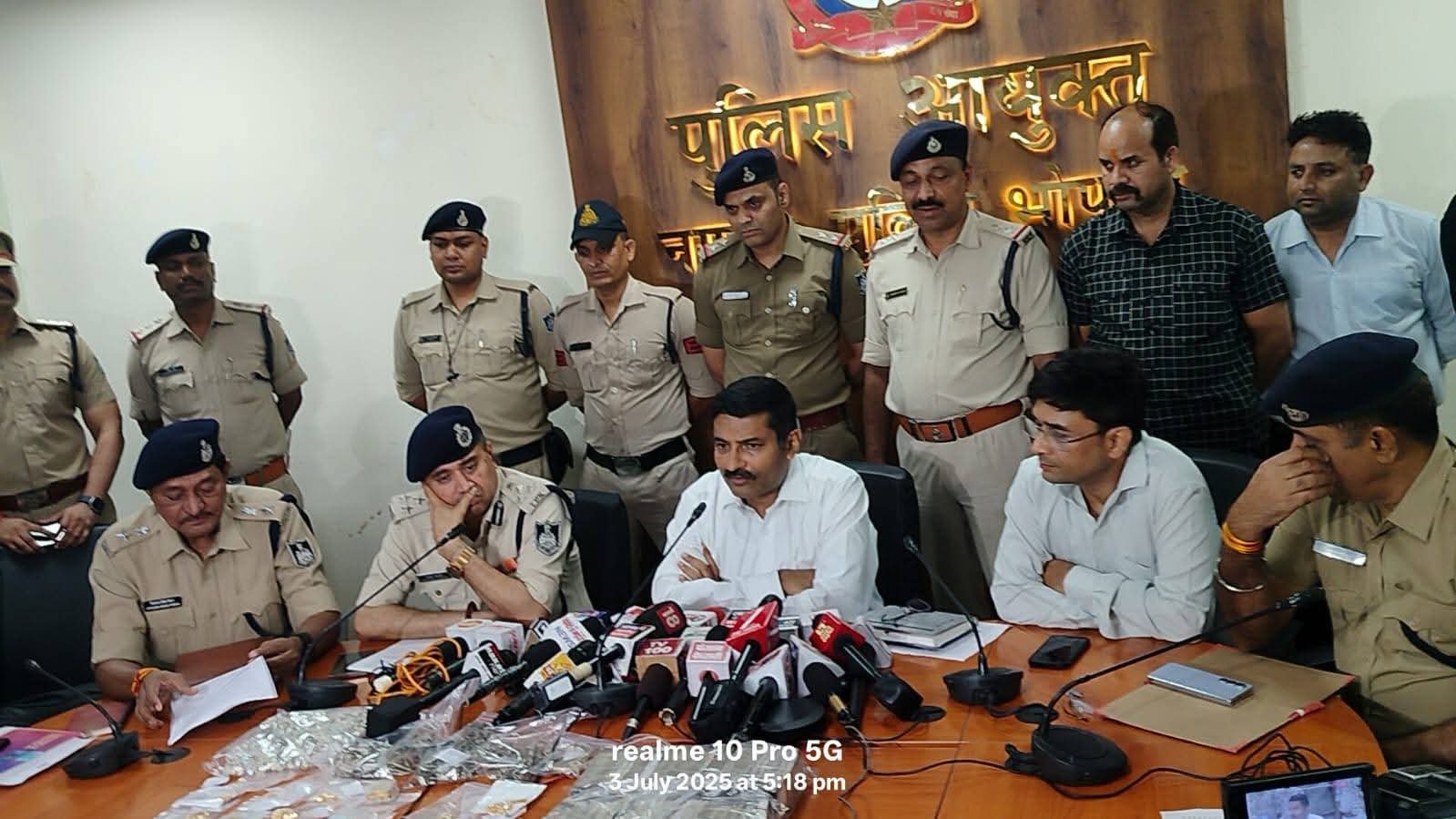 दिनदहाड़े चोरी की घटना को अंजाम देने वाले 4 चोर गिरफ्तार, पुलिस ने प्रेस वार्ता कर किया खुलासा | New India Times