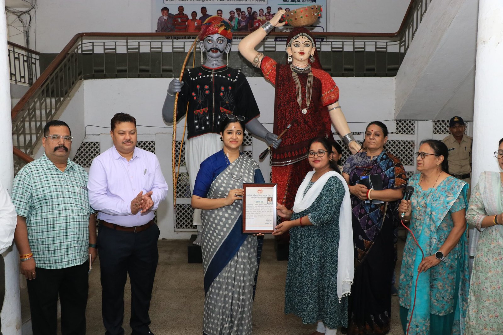 कलेक्टर कार्यालय में गूंजा राष्ट्रगान, जून माह के सर्वश्रेष्ठ कर्मचारियों को मिला सम्मान | New India Times