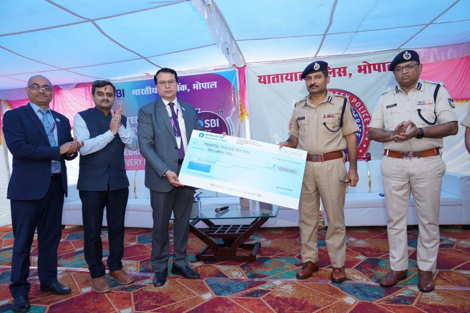 सड़क सुरक्षा की दिशा में बड़ा कदम: SBI ने भोपाल ट्रैफिक पुलिस को CSR के तहत 10 लाख रुपये का किया सहयोग | New India Times