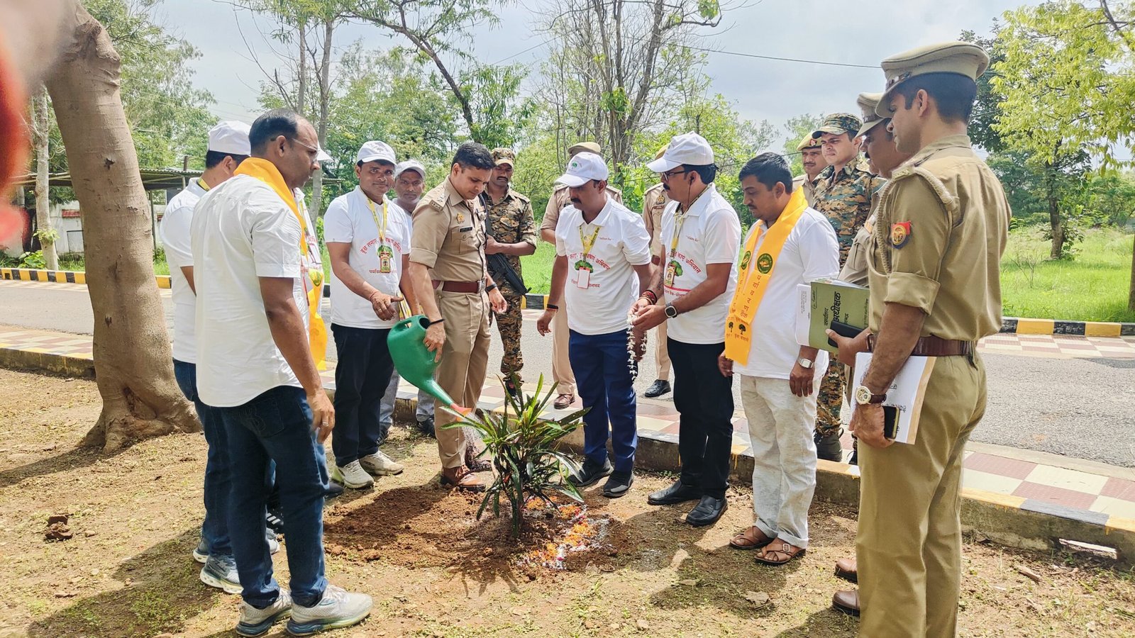पुलिस अधीक्षक अशोक कुमार मीणा ने पर्यावरण बैंक के साथ किया वृक्षारोपण | New India Times
