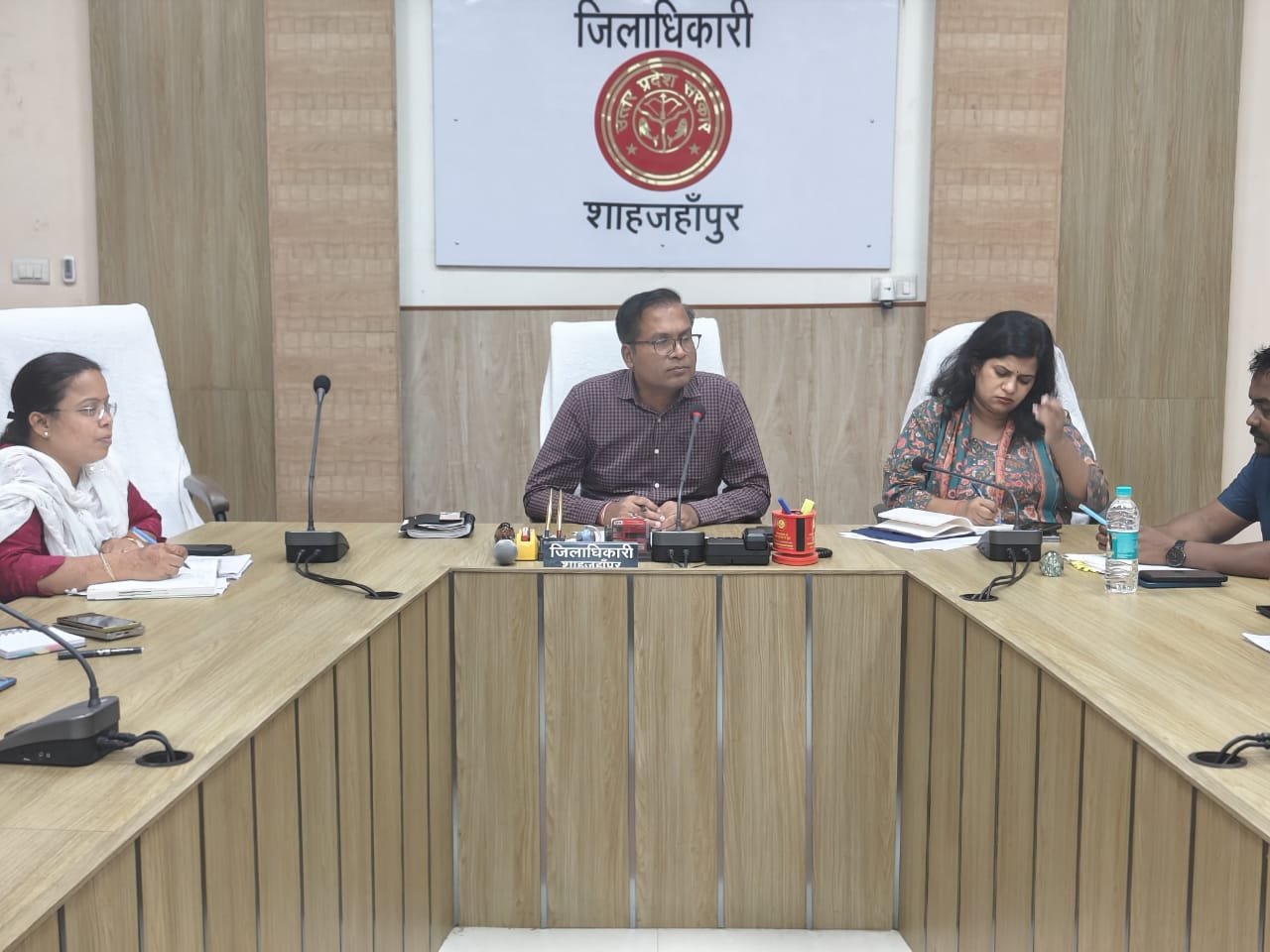 शिक्षक होंगे निलंबित, आंगनवाड़ी कार्यकत्रियों की होगी सेवा समाप्त: डीएम | New India Times