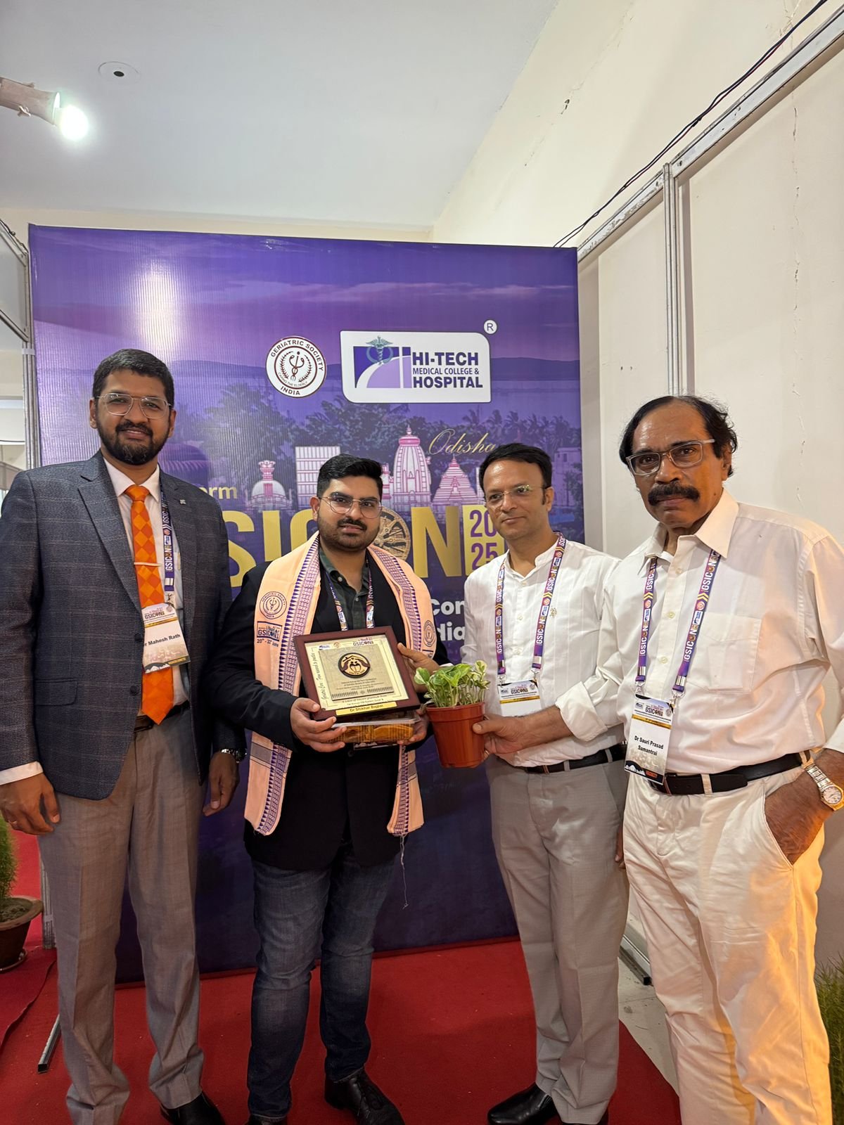 बुजुर्ग देखभाल को लेकर उड़ीसा में आयोजित कार्यक्रम में सम्मानित हुए खीरी के जिरियाट्रिक फिजिशियन डॉ शिखर बाजपेई | New India Times