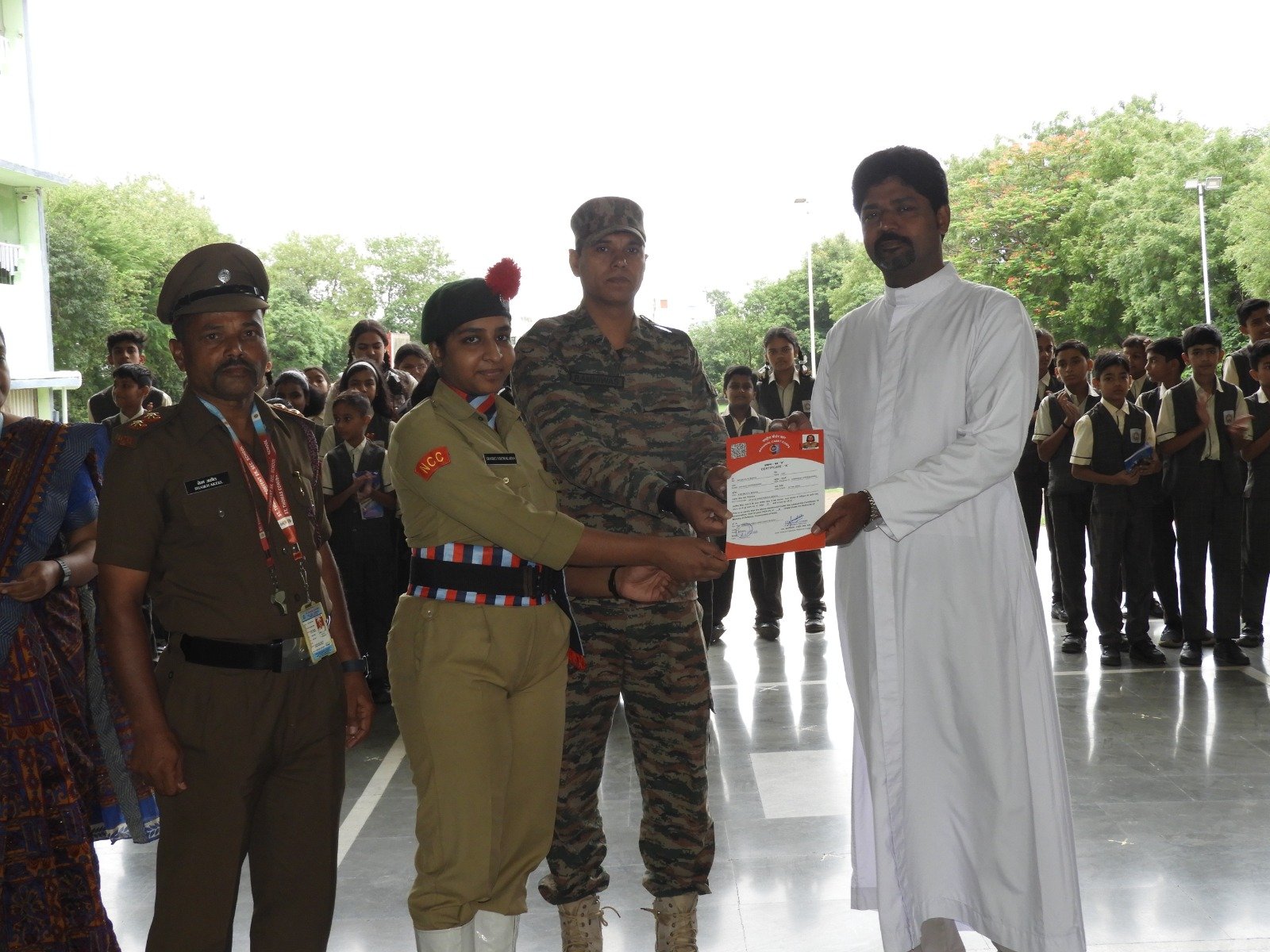 A-ग्रेड परीक्षा उत्तीर्ण करने वाले छात्र-छात्राओं को सेन्ट थॉमस हायर सेकेंडरी स्कूल के प्राचार्य ने प्रदान किया सर्टिफिकेट 1 A-ग्रेड परीक्षा उत्तीर्ण करने वाले छात्र-छात्राओं को सेन्ट थॉमस हायर सेकेंडरी स्कूल के प्राचार्य ने प्रदान किया सर्टिफिकेट | New India Times