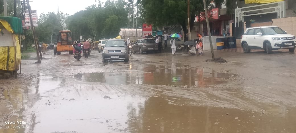 काम नहीं दिखावा है, हिवरखेड रोड पर जनता बेहाल | New India Times