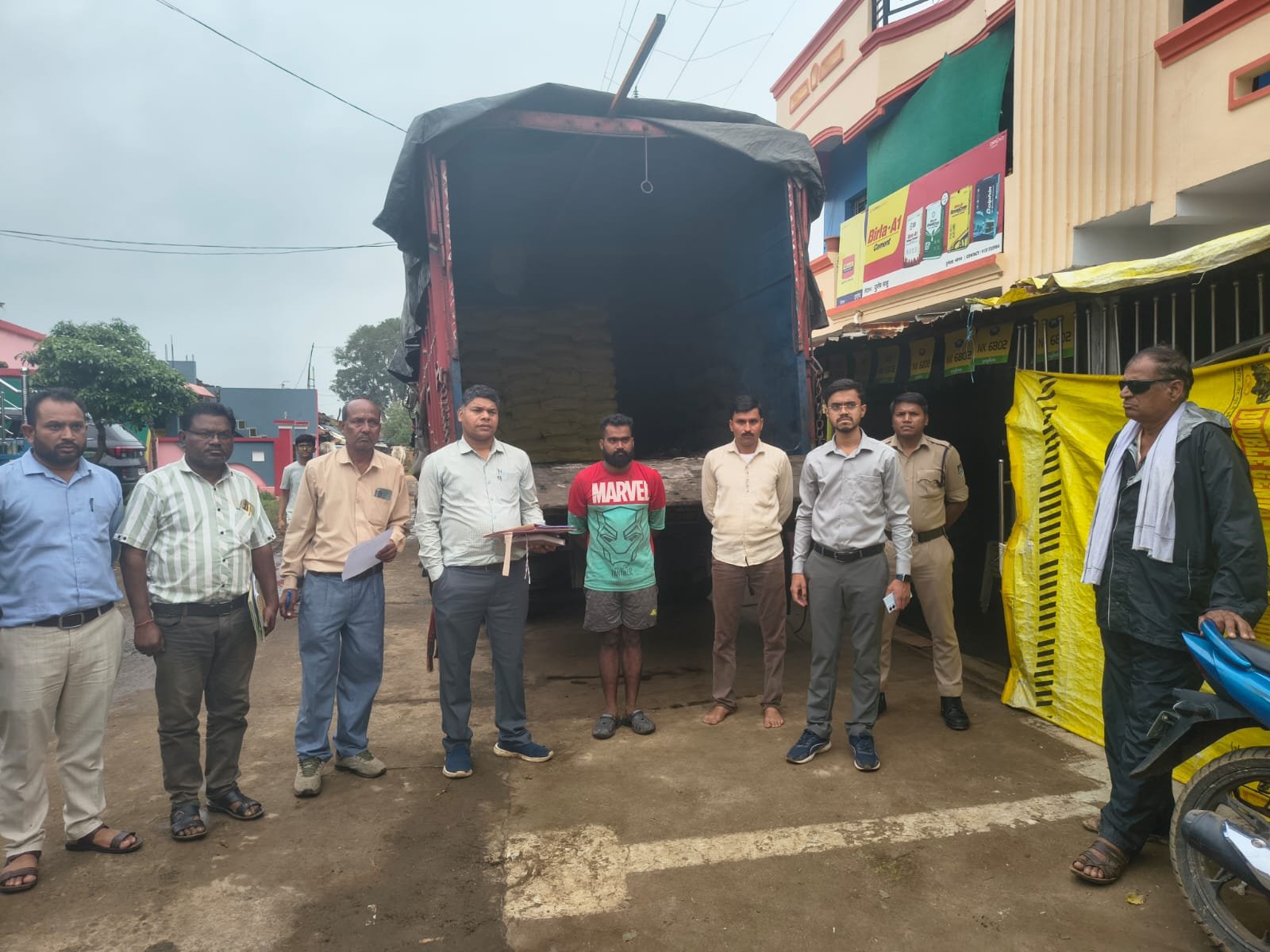 जुन्नारदेव में यूरिया की अवैध ढुलाई का भंडाफोड़, ट्रक जब्त, दुकान संचालक पर एफआईआर 1 जुन्नारदेव में यूरिया की अवैध ढुलाई का भंडाफोड़, ट्रक जब्त, दुकान संचालक पर एफआईआर | New India Times