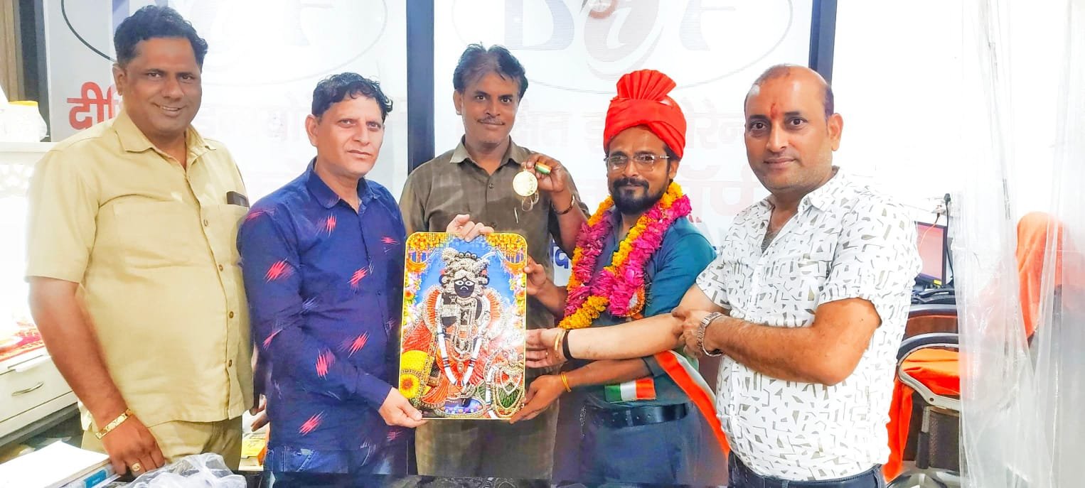 बी एल पांडे को गोल्ड मेडल मिलने पर किया गया सम्मानित | New India Times