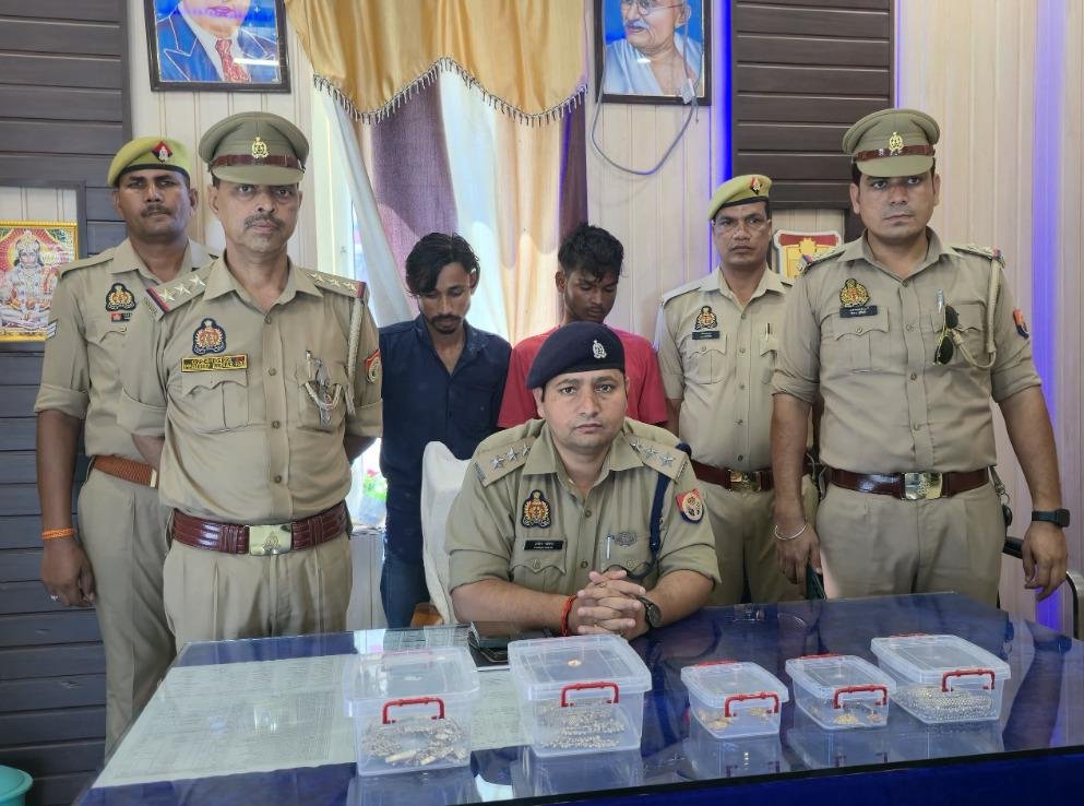 शाहजहांपुर में चोरी का खुलासा: ज़ेवरात समेत दो आरोपी गिरफ्तार, एक पहले ही जा चुका है जेल 1 शाहजहांपुर में चोरी का खुलासा: ज़ेवरात समेत दो आरोपी गिरफ्तार, एक पहले ही जा चुका है जेल | New India Times