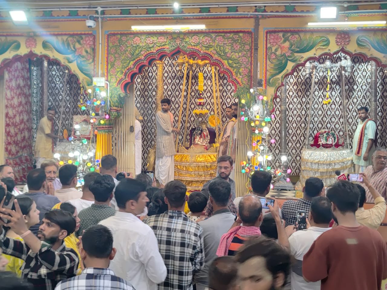 स्वर्ण और रजत हिंडोले में विराजमान होकर राजाधिराज ने दिए अपने भक्तों को दर्शन | New India Times