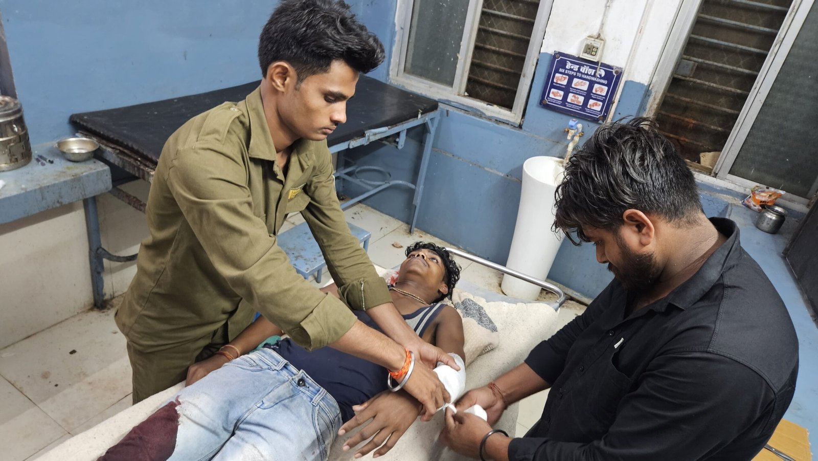 वन सुरक्षा कर्मी पर जानलेवा हमला: मिर्ची पाउडर झोंक कर 6 हमलावरों ने की बेरहमी से पिटाई, सागौन जब्ती का बदला लेने की आशंका | New India Times