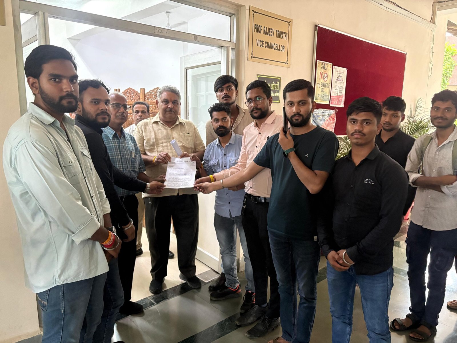 आरजीपीवी में 7 सूत्रीय मांगों को लेकर एनएसयूआई का प्रदर्शन,भ्रष्टचारियों पर एक्शन लेने की मांग | New India Times