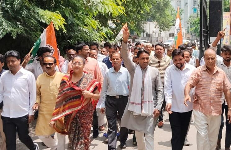 कांग्रेस प्रदेश अध्यक्ष पर फर्जी मुकदमे के विरोध में मथुरा कांग्रेस का प्रदर्शन, राज्यपाल को सौंपा ज्ञापन | New India Times