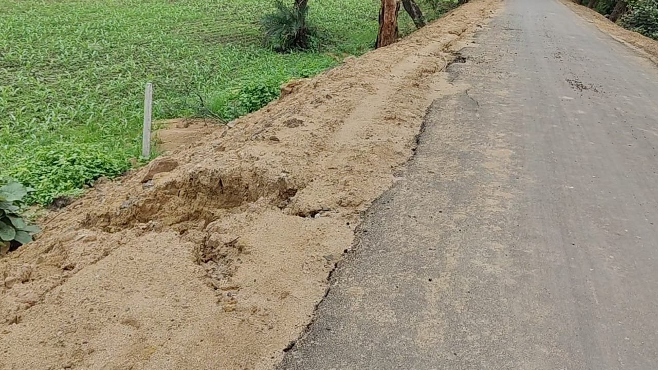 50 लाख की लागत से बनी सड़क में भारी भ्रष्टाचार, एक हफ्ते में ही खुली पोल, घटिया निर्माण में भ्रष्टाचार का बोलबाला, प्रशासन पर सरपंच ने लगाए ध्यान न देने का आरोप | New India Times