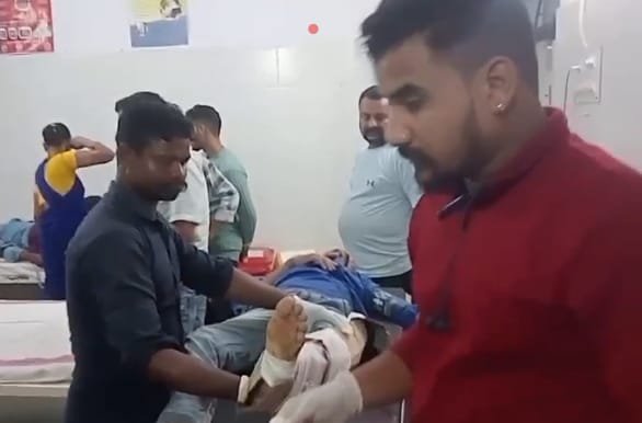 तेज रफ्तार व नशे का कहर: दो बाइकों की टक्कर में तीन युवकों की टांग टूटी, दो बच्चे घायल 1 तेज रफ्तार व नशे का कहर: दो बाइकों की टक्कर में तीन युवकों की टांग टूटी, दो बच्चे घायल | New India Times