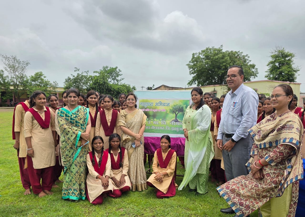 नौगांव में मातृधरा अभियान के तहत छात्राओं ने किया पौधारोपण, अधिकारियों ने किया मार्गदर्शन | New India Times