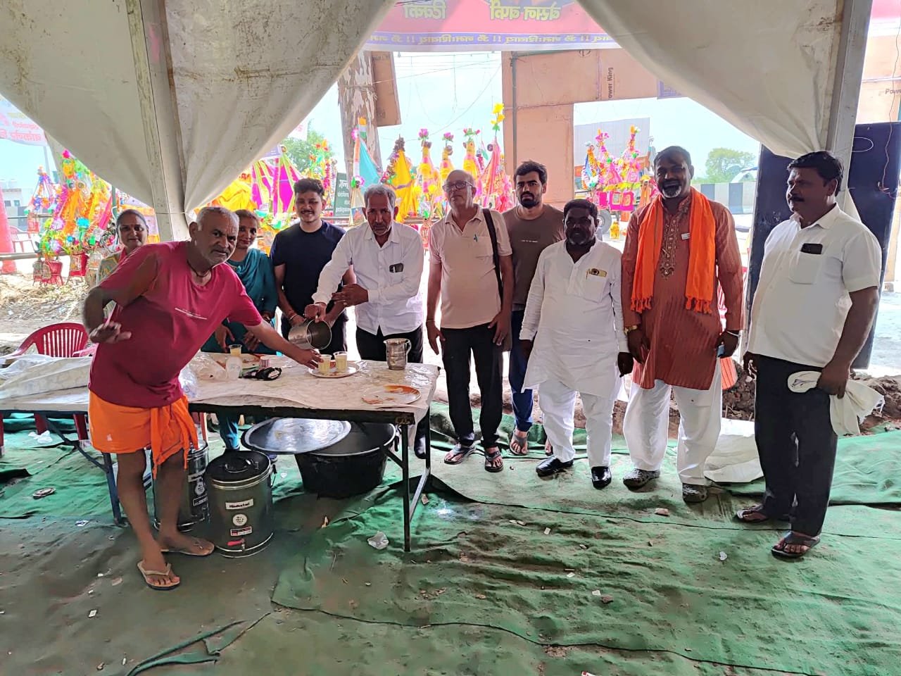 कांवड़ यात्रियों की सेवा में शिव शंकर कांवड़ सेवा समिति ने बांटी ठंडाई, समाजसेवियों की रही उपस्थिति | New India Times