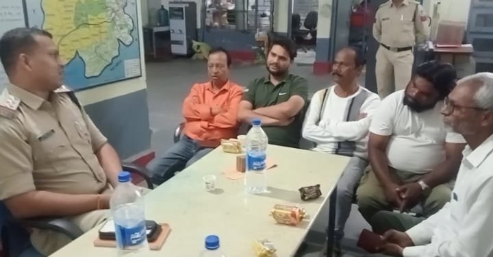 दमुआ टीआई प्रमोद सिरसाम ने पत्रकारों संग की बैठक, शांति व्यवस्था और अवैध गतिविधियों पर चर्चा | New India Times