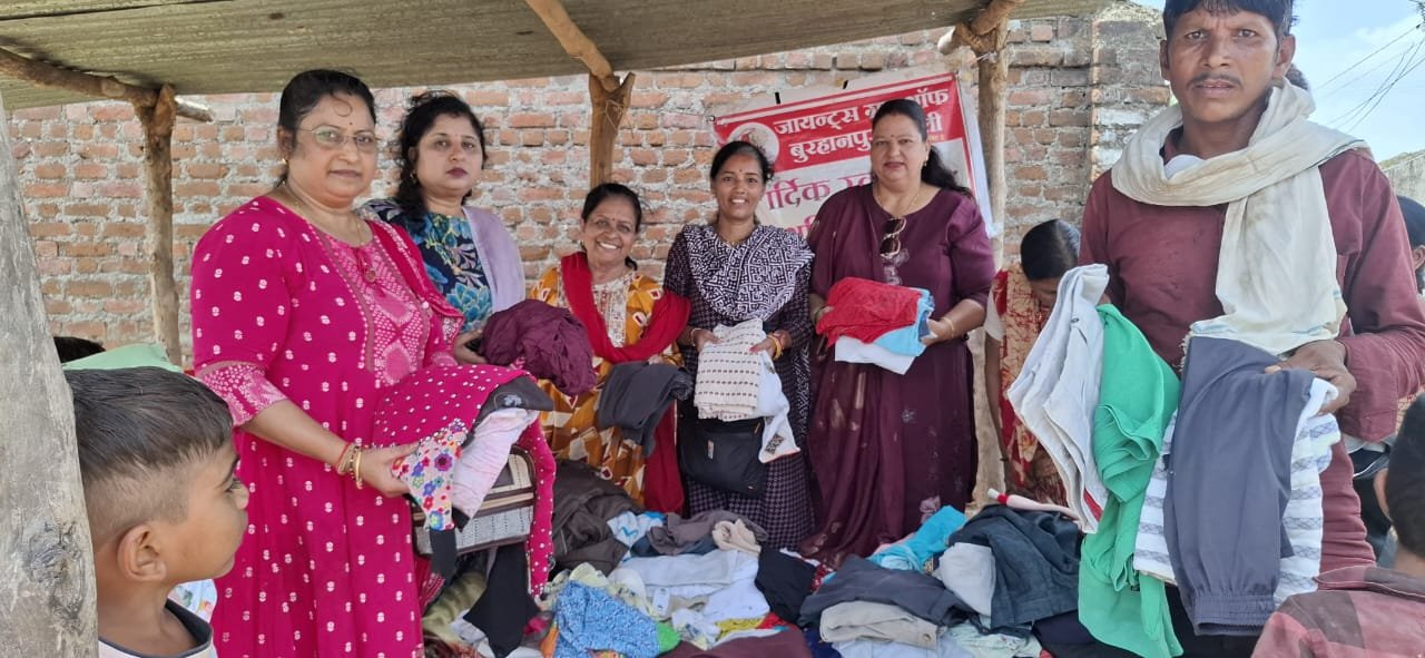 जायंट्स सहेली ग्रुप ने जरूरतमंदों को बांटे कपड़े, बच्चों के चेहरों पर खिली मुस्कान | New India Times