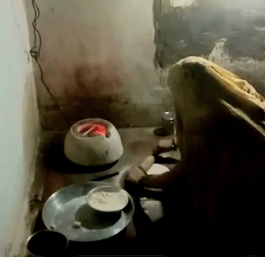 हीटर से खाना पकाते पकड़ी गई महिलाएं, दर्जनों हीटर जब्त, बिजली चोरी पर बड़ी कार्रवाई | New India Times