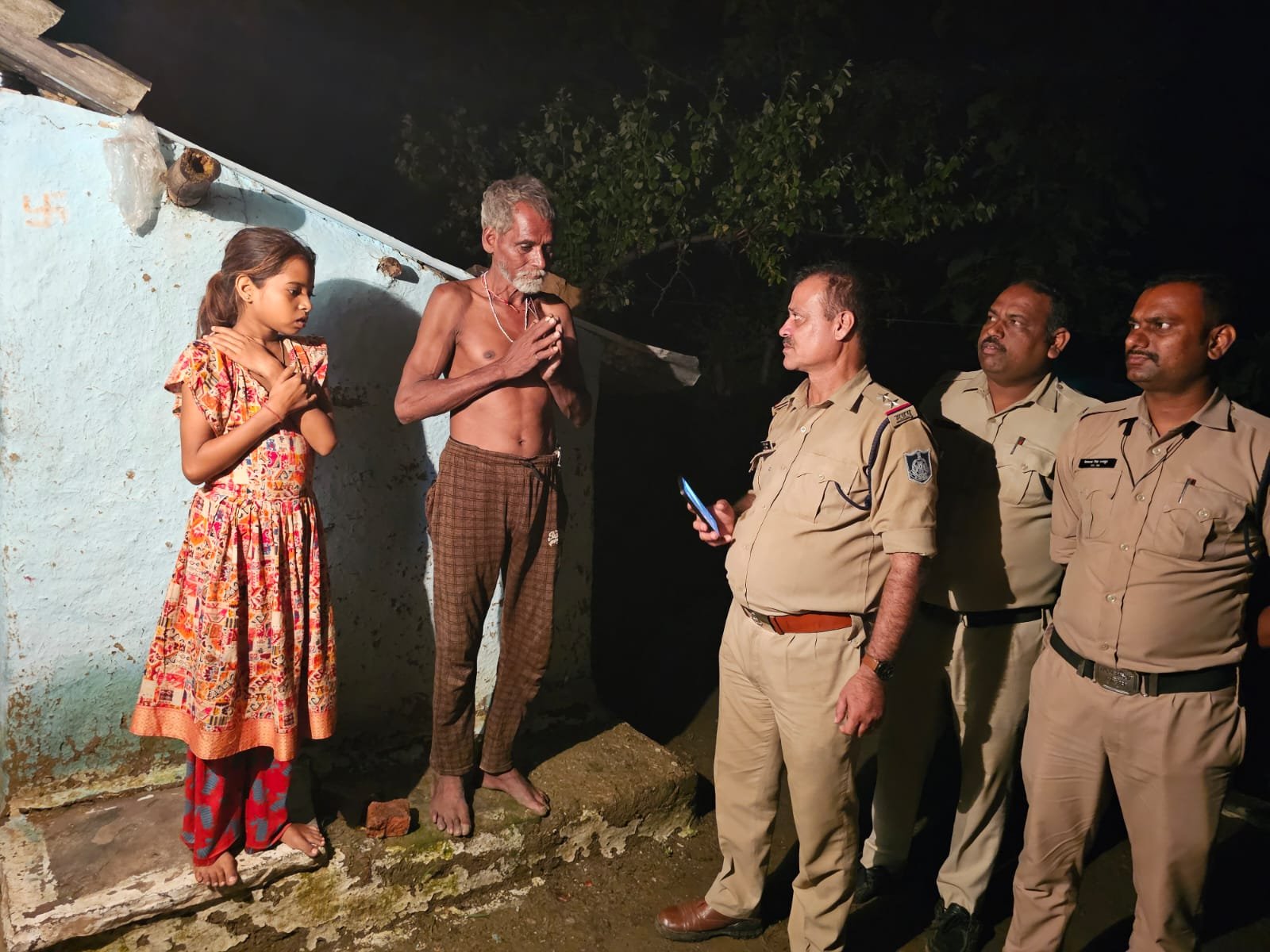 आधी रात स्टेशन पर मिली मासूम, दिल्ली से अकेले पहुंची दमोह, पुलिस ने निभाया इंसानियत का फ़र्ज़ 1 आधी रात स्टेशन पर मिली मासूम, दिल्ली से अकेले पहुंची दमोह, पुलिस ने निभाया इंसानियत का फ़र्ज़ | New India Times