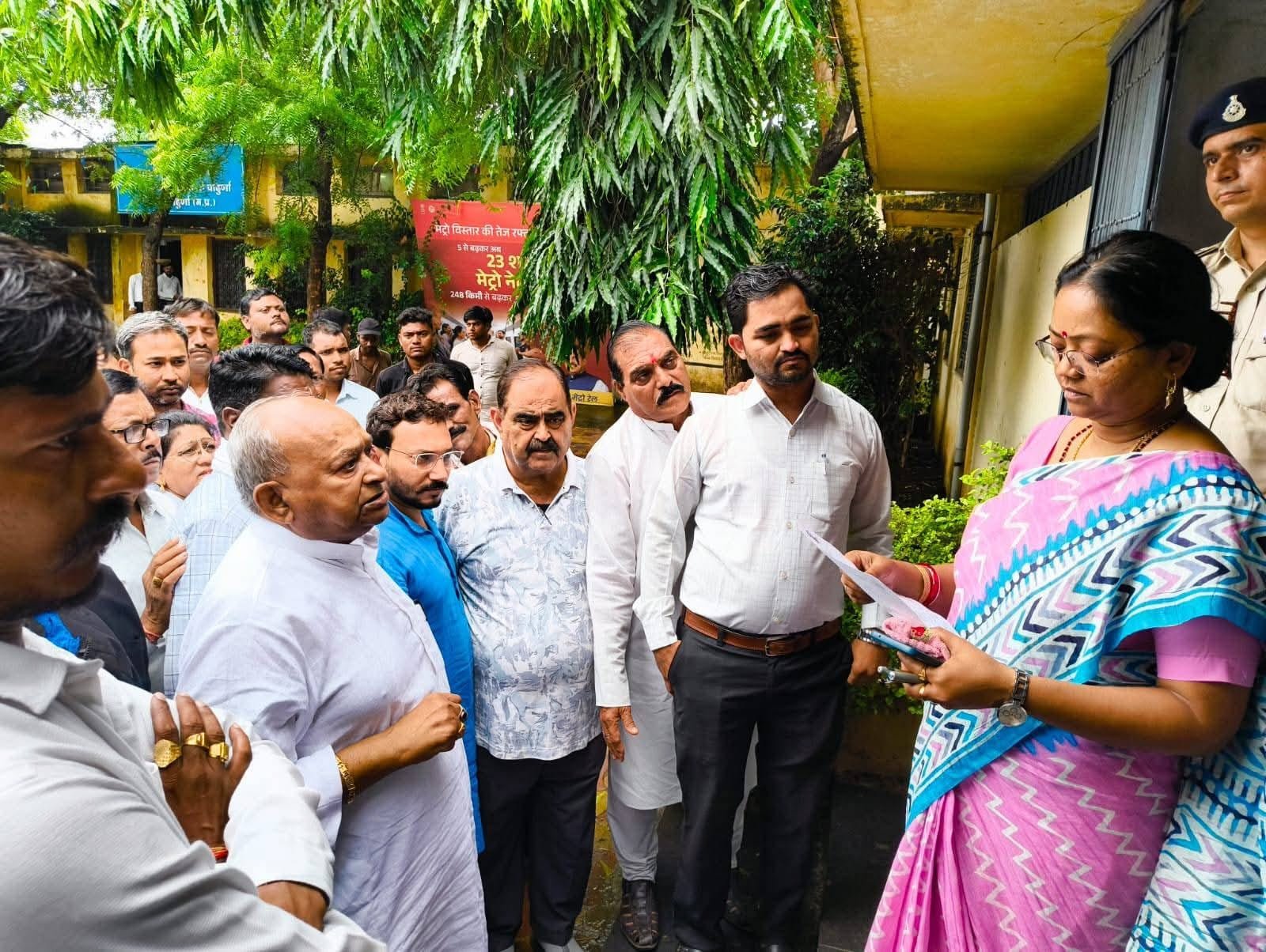 पांढुरना में खाद-यूरिया की समस्या को लेकर कांग्रेस ने SDM को सौंपा ज्ञापन, विधायक निलेश उईके के नेतृत्व में हुई कार्रवाई | New India Times