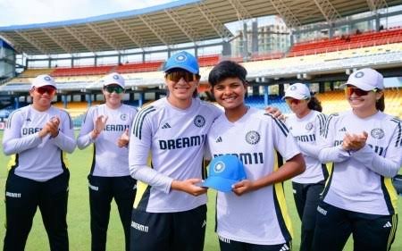 बुंदेलखंड की बेटी क्रांति गौड़ ने रचा इतिहास, पहले वनडे में 6 विकेट लेकर भारत को दिलाई जीत | New India Times