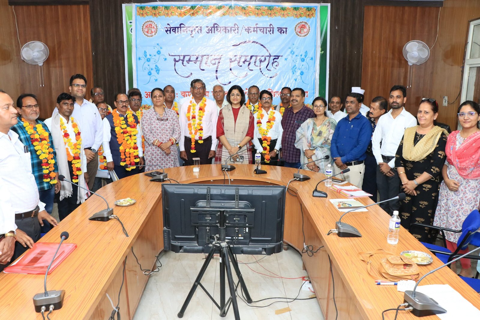 झाबुआ कलेक्टर ने किया सेवानिवृत्त कर्मचारियों का सम्मान, विदाई समारोह में दी भावभीनी शुभकामनाएं | New India Times