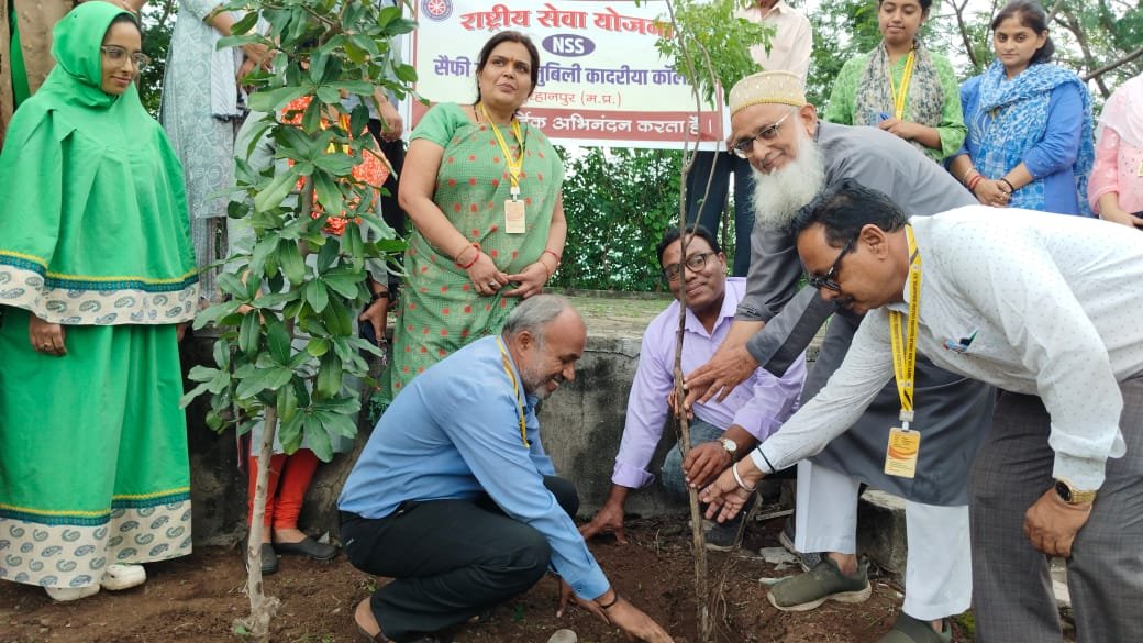 "एक पेड़ माँ के नाम" अभियान के अंतर्गत सैफी गोल्डन जुबिली क़ादरिया कॉलेज, बुरहानपुर में वृक्षारोपण कार्यक्रम सम्पन्न | New India Times