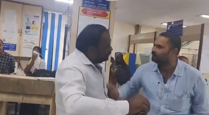 इंडियन बैंक में वर्दी का शर्मनाक दुरुपयोग: दीवान की गाली-गलौज का वीडियो वायरल, कार्रवाई की मांग तेज 1 इंडियन बैंक में वर्दी का शर्मनाक दुरुपयोग: दीवान की गाली-गलौज का वीडियो वायरल, कार्रवाई की मांग तेज | New India Times