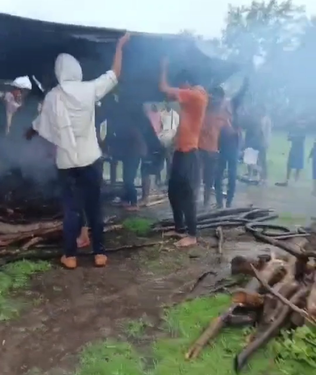 मुक्तिधाम ना होने के कारण तेज़ बारिश में तिरपाल के सहारे किया गया दाह संस्कार 1 मुक्तिधाम ना होने के कारण तेज़ बारिश में तिरपाल के सहारे किया गया दाह संस्कार | New India Times