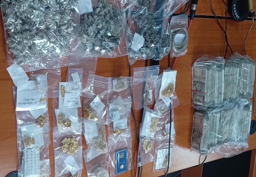 दिनदहाड़े चोरी की घटना को अंजाम देने वाले 4 चोर गिरफ्तार, पुलिस ने प्रेस वार्ता कर किया खुलासा | New India Times