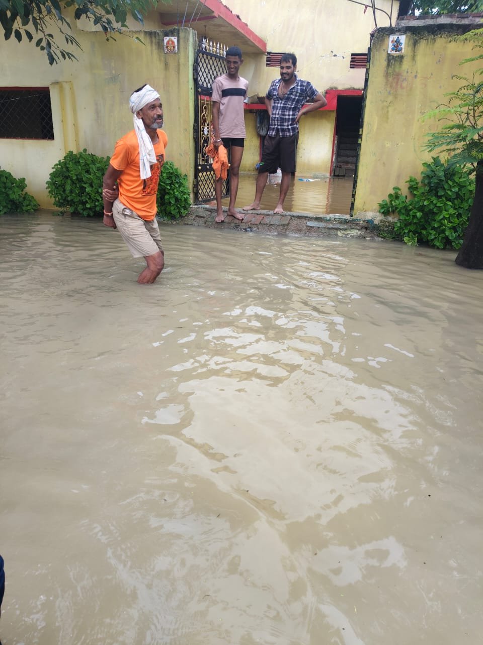 खजुरी सुखनंदन में भारी बारिश से घरों में घुसा पानी, सरपंच ने चलाया रेस्क्यू अभियान | New India Times