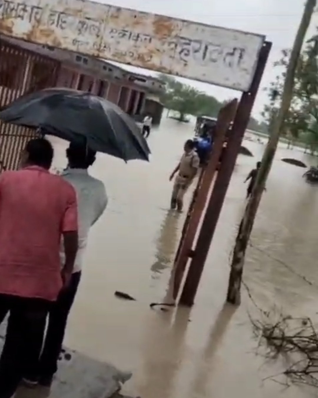 भारी बारिश से स्कूल में जलभराव, 150 बच्चे फंसे, पुलिस और ग्रामीणों ने किया रेस्क्यू | New India Times