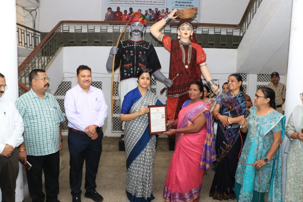 कलेक्टर कार्यालय में गूंजा राष्ट्रगान, जून माह के सर्वश्रेष्ठ कर्मचारियों को मिला सम्मान | New India Times