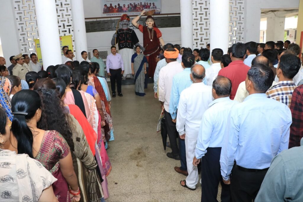 कलेक्टर कार्यालय में गूंजा राष्ट्रगान, जून माह के सर्वश्रेष्ठ कर्मचारियों को मिला सम्मान | New India Times