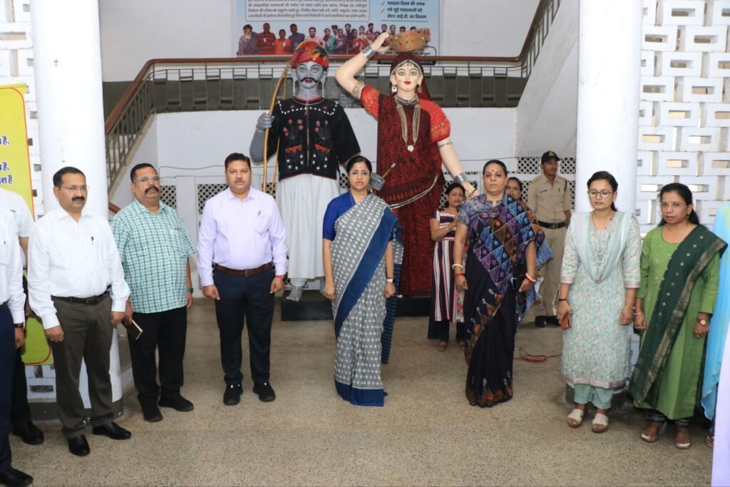 कलेक्टर कार्यालय में गूंजा राष्ट्रगान, जून माह के सर्वश्रेष्ठ कर्मचारियों को मिला सम्मान | New India Times