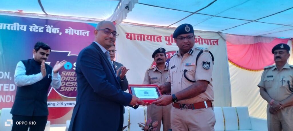 सड़क सुरक्षा की दिशा में बड़ा कदम: SBI ने भोपाल ट्रैफिक पुलिस को CSR के तहत 10 लाख रुपये का किया सहयोग | New India Times