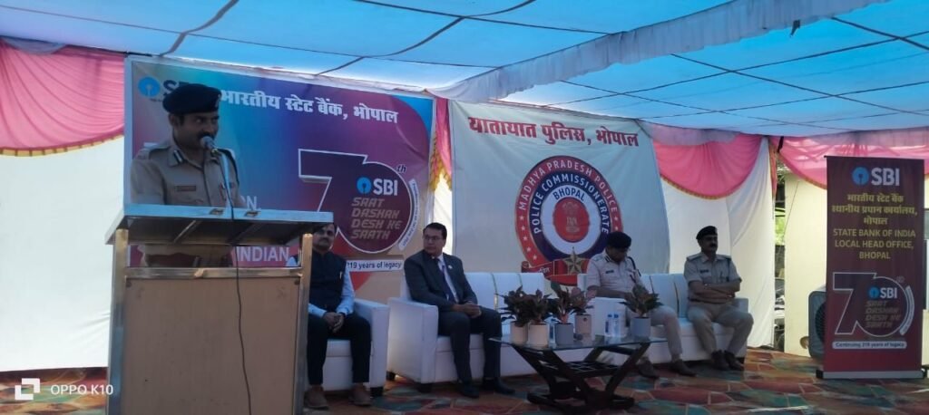 सड़क सुरक्षा की दिशा में बड़ा कदम: SBI ने भोपाल ट्रैफिक पुलिस को CSR के तहत 10 लाख रुपये का किया सहयोग | New India Times