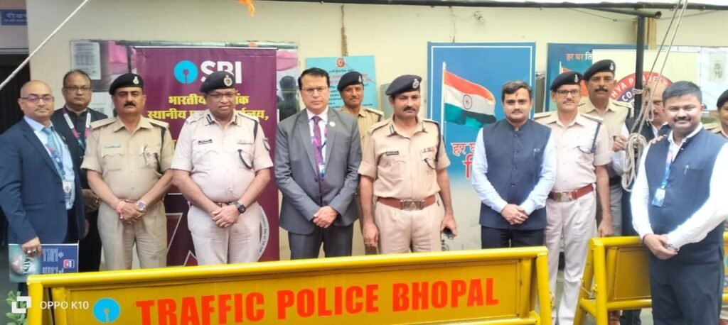 सड़क सुरक्षा की दिशा में बड़ा कदम: SBI ने भोपाल ट्रैफिक पुलिस को CSR के तहत 10 लाख रुपये का किया सहयोग | New India Times
