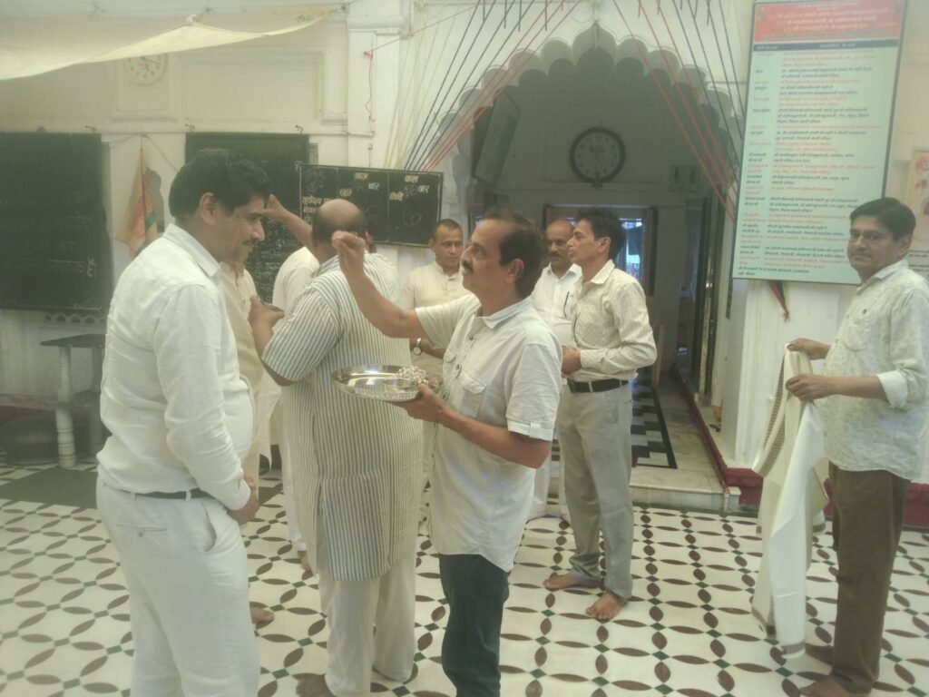 झाबुआ श्री संघ को चातुर्मास अवसर पर आमंत्रण देने पहुंचे टांडा श्री संघ के पदाधिकारी | New India Times