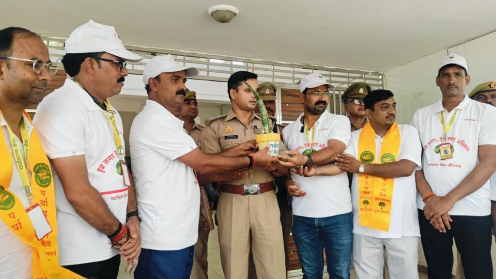 पुलिस अधीक्षक अशोक कुमार मीणा ने पर्यावरण बैंक के साथ किया वृक्षारोपण 2 पुलिस अधीक्षक अशोक कुमार मीणा ने पर्यावरण बैंक के साथ किया वृक्षारोपण | New India Times