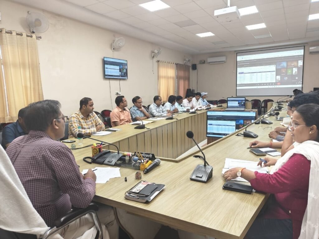 शिक्षक होंगे निलंबित, आंगनवाड़ी कार्यकत्रियों की होगी सेवा समाप्त: डीएम | New India Times