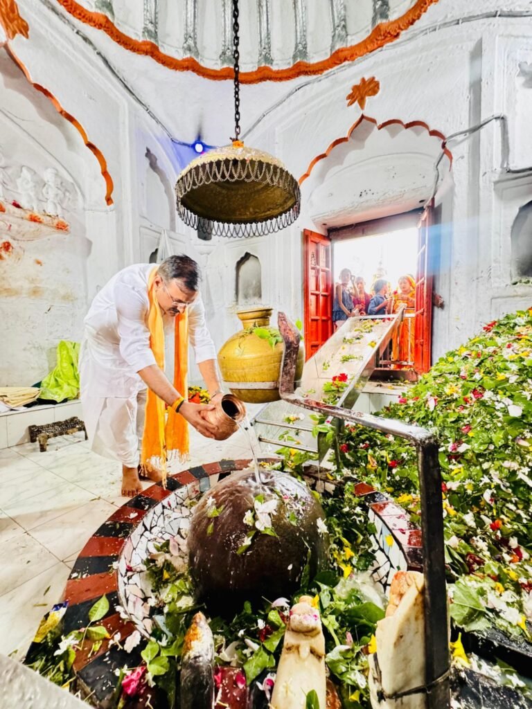 पूर्व मंत्री डॉ. सतीश द्विवेदी ने कटेश्वर नाथ मंदिर में किया जलाभिषेक | New India Times