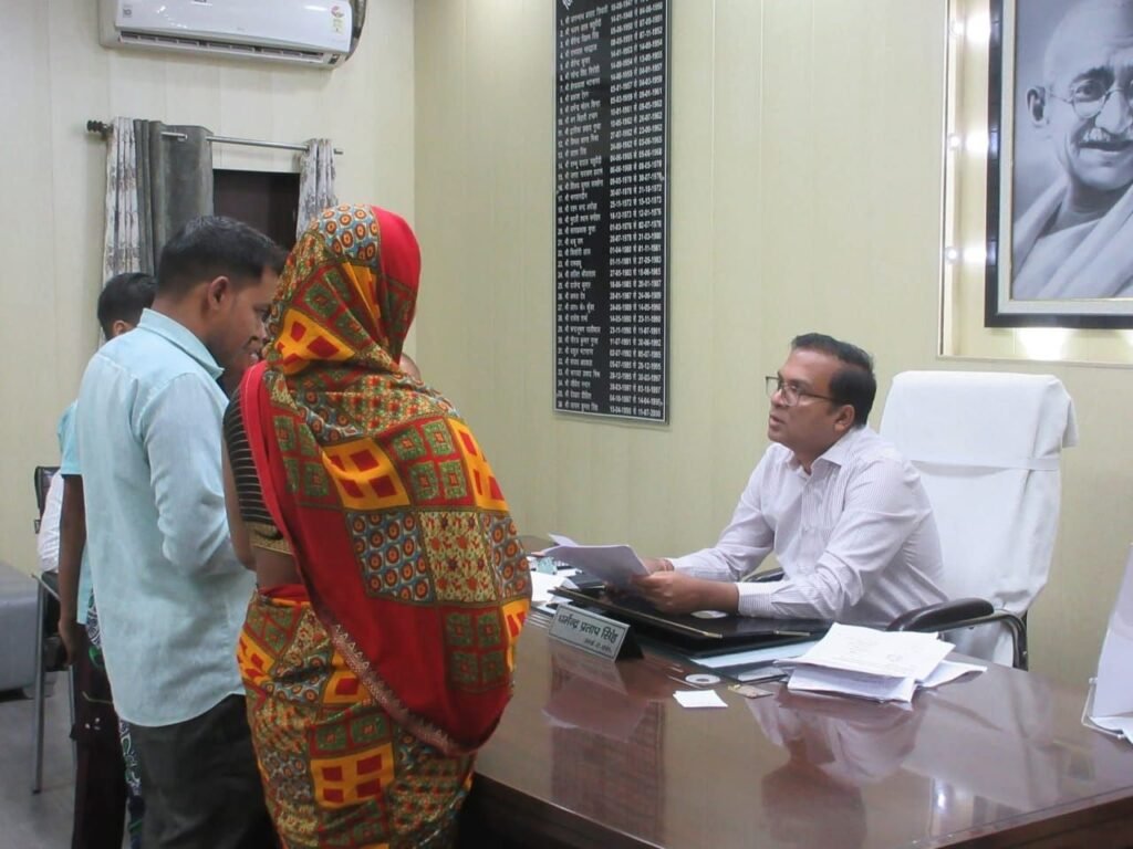 जनता दर्शन में डीएम ने सुनी 200 से अधिक फरियादें, दिए समयबद्ध समाधान के निर्देश | New India Times