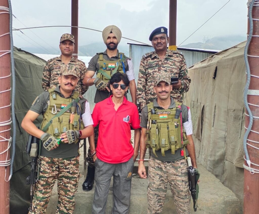 बाबा अमरनाथ और वैष्णोदेवी दर्शन कर लौटे श्रद्धालु, लगाए भारत माता के जयकारे 4 बाबा अमरनाथ और वैष्णोदेवी दर्शन कर लौटे श्रद्धालु, लगाए भारत माता के जयकारे | New India Times