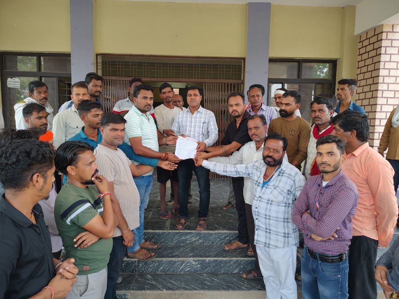 पटेल वार्ड में करीब 12 सड़कें हैं कीचड़ ग्रस्त, निकलने के लिए वार्ड वासी हो रहे हैं परेशान, पटेल वार्ड के कांग्रेस पार्षद ने सीएमओ पर लगाया दलित वार्ड से भेद-भाव करने का आरोप | New India Times