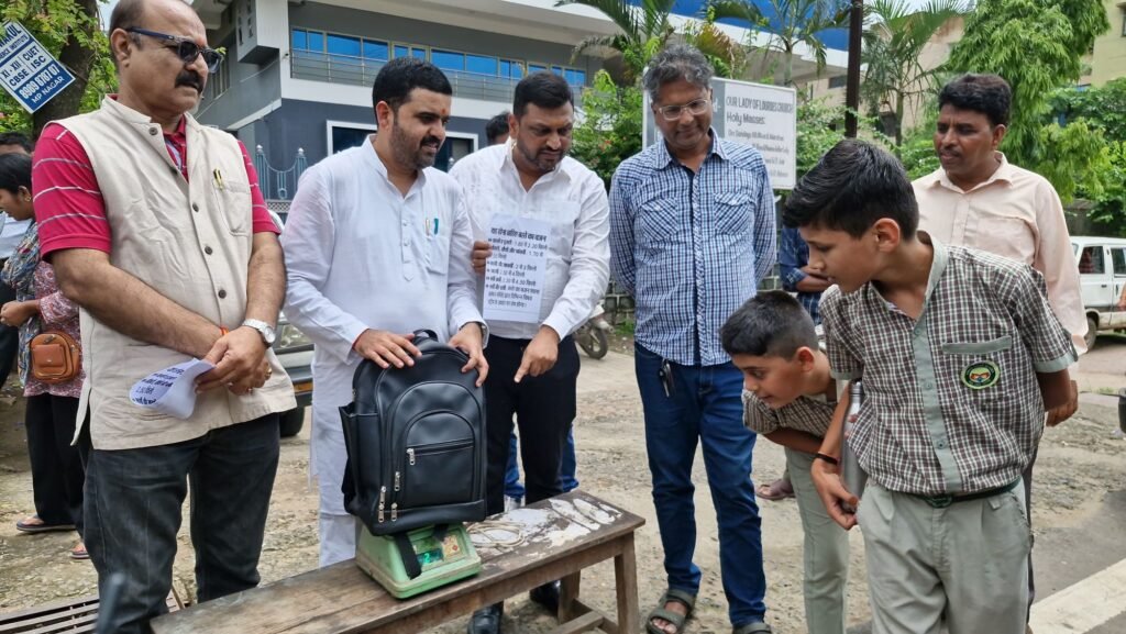 स्कूल बैग के अत्यधिक वजन से बच्चों की सेहत से हो रहा है खिलवाड़, सरकार का अभियान केवल कागजों तक ही सीमित :विवेक त्रिपाठी | New India Times